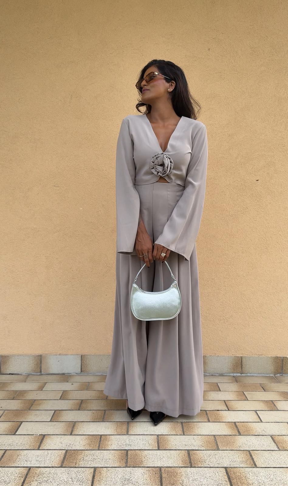 Top Con Fiore Davanti e Maniche Con Spacco