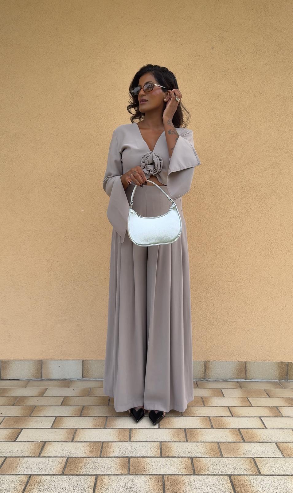 Top Con Fiore Davanti e Maniche Con Spacco