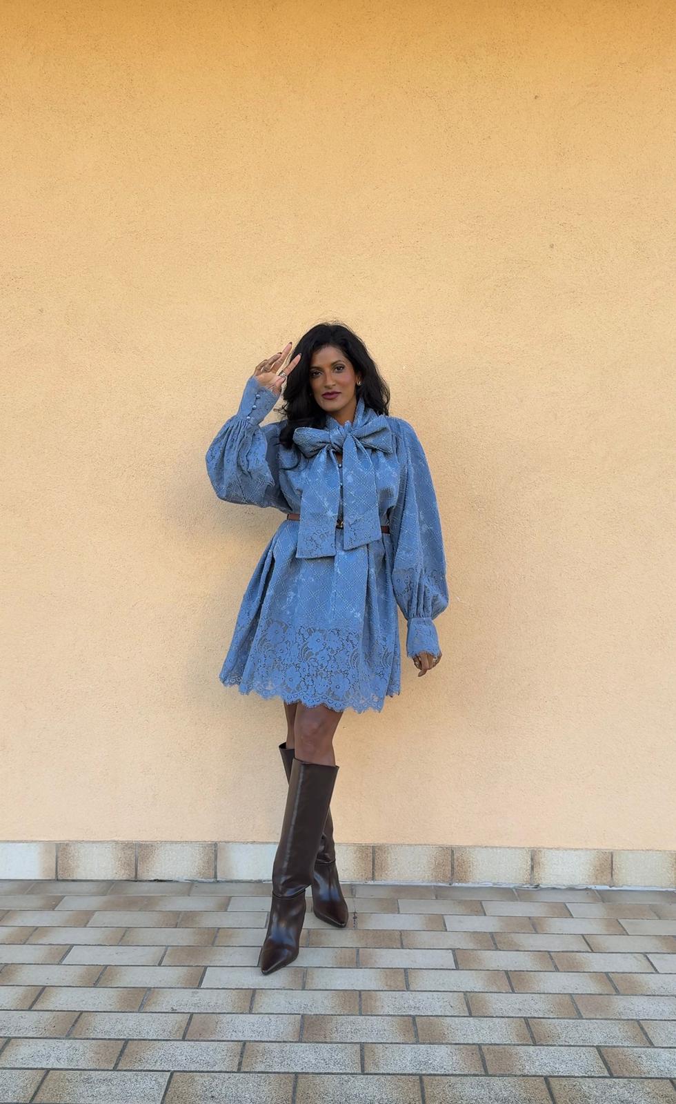 Vestito in Jeans con Fiocco e Inserti in Pizzo