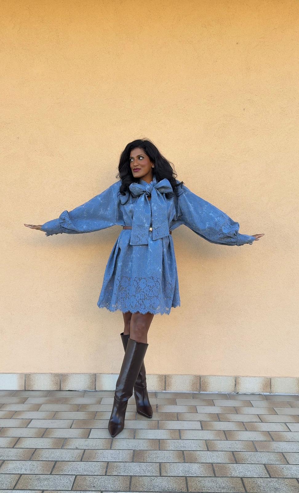 Vestito in Jeans con Fiocco e Inserti in Pizzo